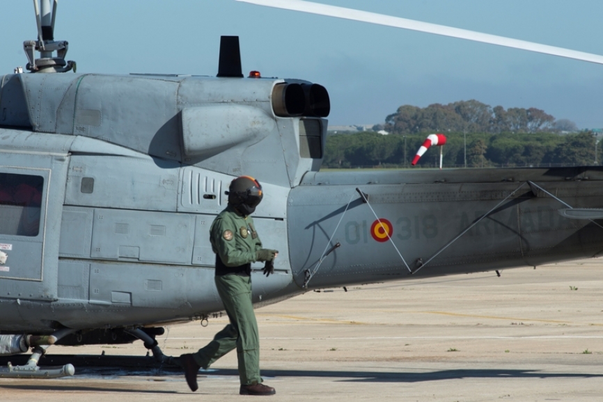 Inspección de un helicóptero de la 3ª Escuadrilla antes del despegue. La principales misiones de esta unidad ha cambiado con la actualización de sus helicópteros, potenciando las de operaciones especiales,