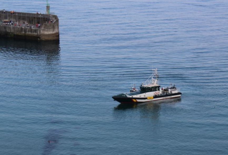 Patrullera media entrando en el puerto asturiano de Lastres (foto Miguel Martínez)