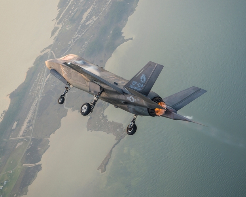 Imagen en vuelo de un F-35B de los Marines (foto Lockheed Martin).