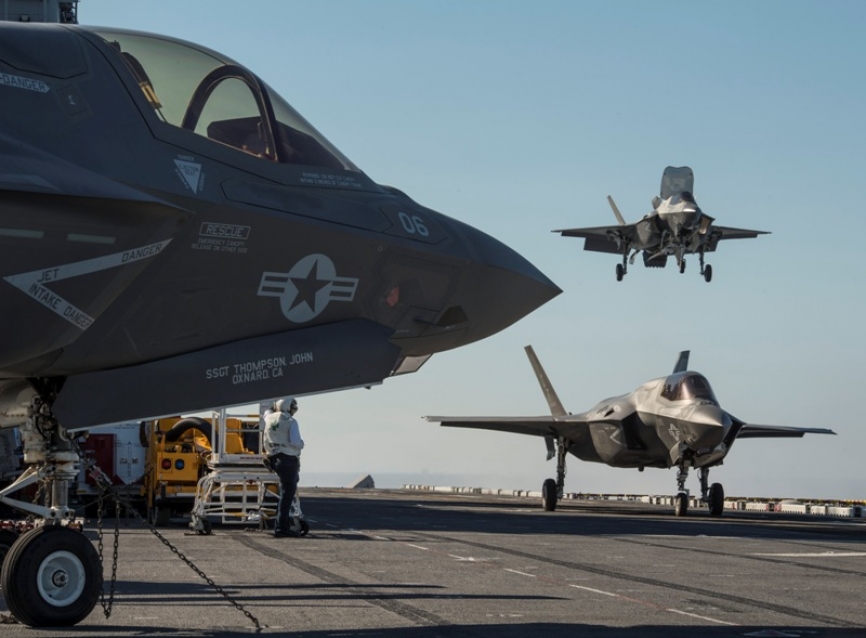 Dos F-35B de los Marines aterrizando en el LHD USS “America” (foto Lockheed Martin).