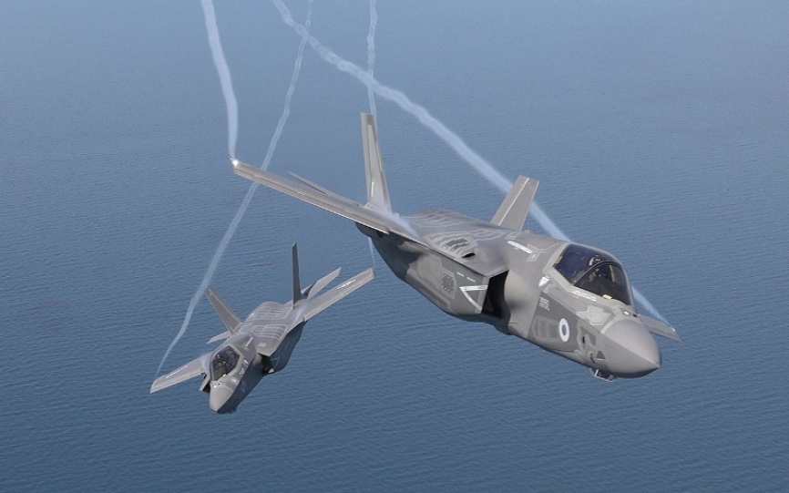Un F-35B de la RAF, en primer plano, y detrás se ve otro del USMC (foto Lockheed Martin).