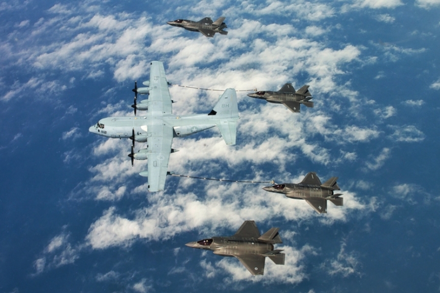 F-35B de la RAF y del USMC repostando en el aire de un C-130J, también de los Marines (foto Lockheed Martin).