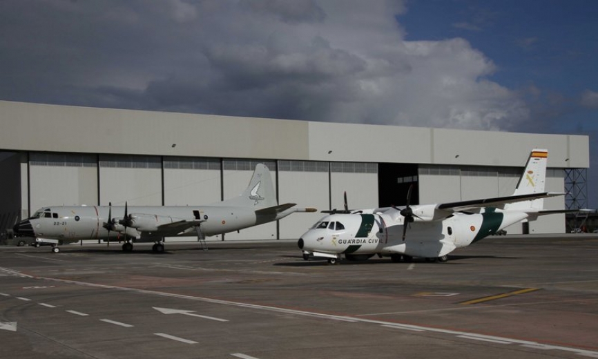 Uno de los CN235 del SAER en la plataforma de la base de Sigonella (Sicilia-Italia), donde su vital concurso ayuda a controlar la emigración ilegal y salvar miles de vidas.