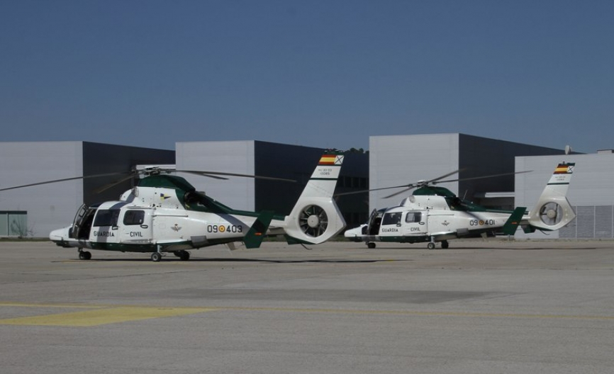 Un par de los 4 AS365 N3 que acaba de incorporar en la amplia plataforma de la base central del SAER.