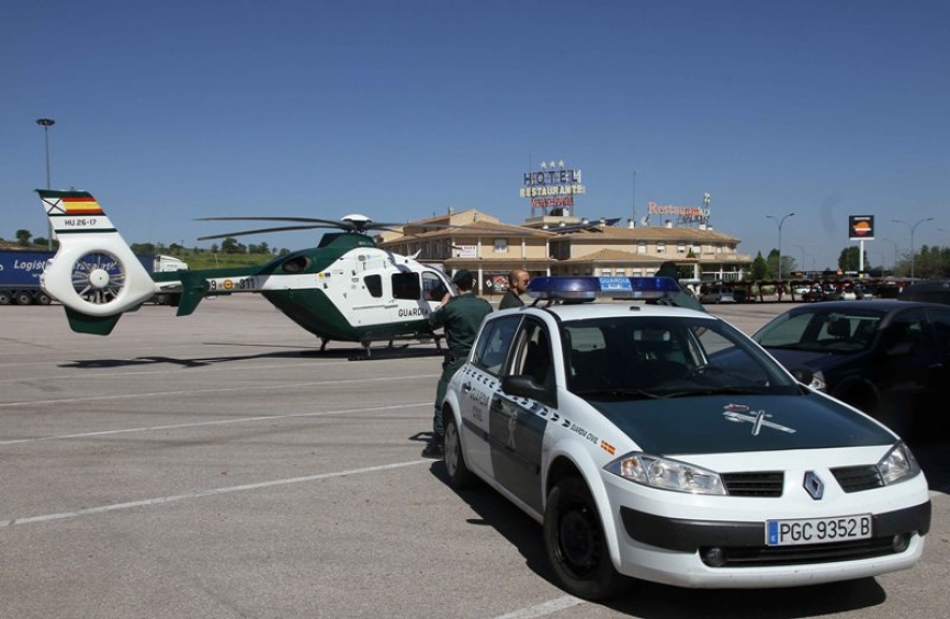 Cualquier punto es bueno para operar y cumplir el servicio, como en este caso en el estacionamiento de un área de servicio, previamente acotado y con autorización del propietario.