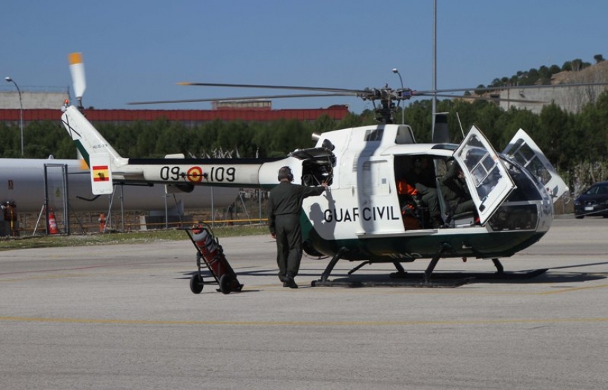 Un mecánico realiza las últimas comprobaciones de este veterano Bö-105. La seguridad en vuelo es una máxima