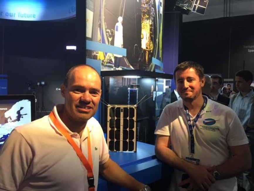 17. En el pabellón de Agencia Espacial Europea ESA encontramos a los representantes de la empresa AISTECH, una compañía española ubicada en el parque empresarial de Vigo, la cual está desarrollando toda una gama de nano-satélites. Su propósito es generar