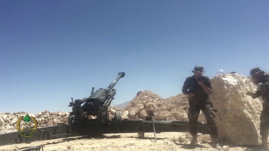Artilleros libaneses disparan su obús remolcado M198 de 155 mm, también entregado por Estados Unidos.