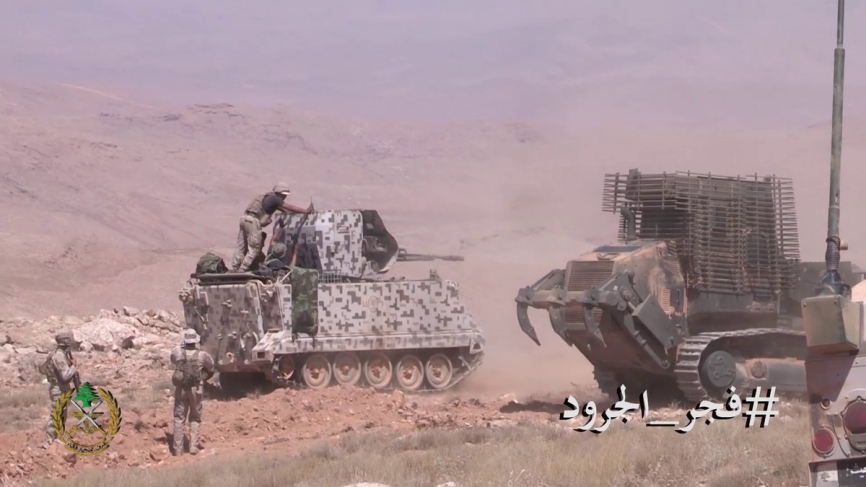 A la derecha vemos un Bulldozer protegido por rejas, y un M-113 armado con un cañón ruso ZSU-23-2.