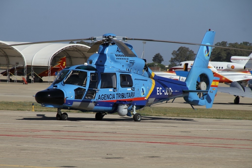 El Airbus Helicopters AS365N3 Dauphin del Servicio del Vigilancia Aduanera (SVA), resaltaba por su decoración tan diferente a la de los medios militares.Julio Maíz Sanz / defensa.com