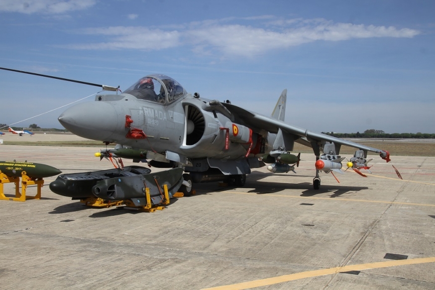 En la estática de Rota se expuso un Boeing AV-8B+ Harrier II armado.Julio Maíz Sanz / defensa.com