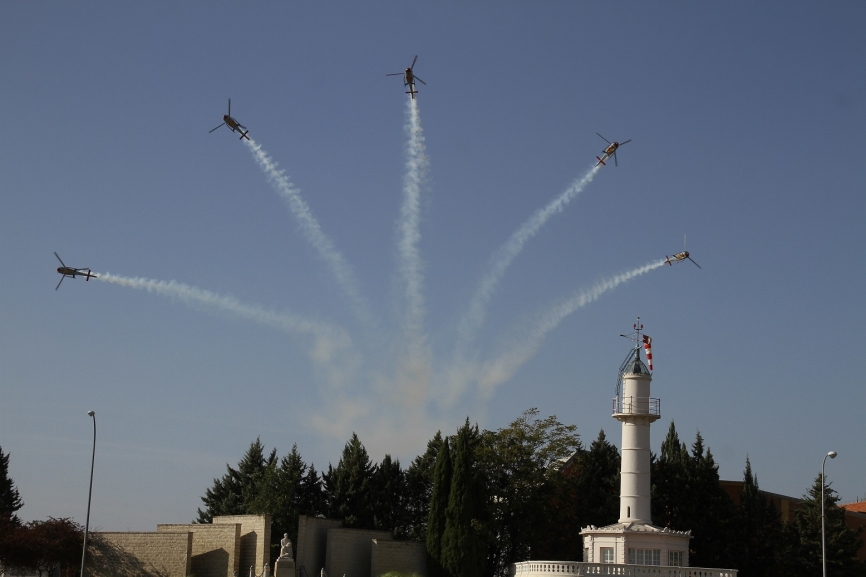 La patrulla de helicópteros del Ejército del Aire “Aspa” rompiendo formación frente a la histórica torre de Cuatro Vientos. Foto: Julio Maíz/defensa.com