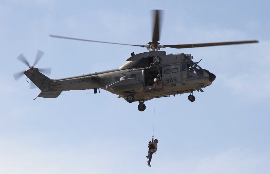 Uno de los Airbus Helicopters AS332B “Super Puma” de los anfitriones realiza una simulación de rescate. Foto: Julio Maíz/defensa.com