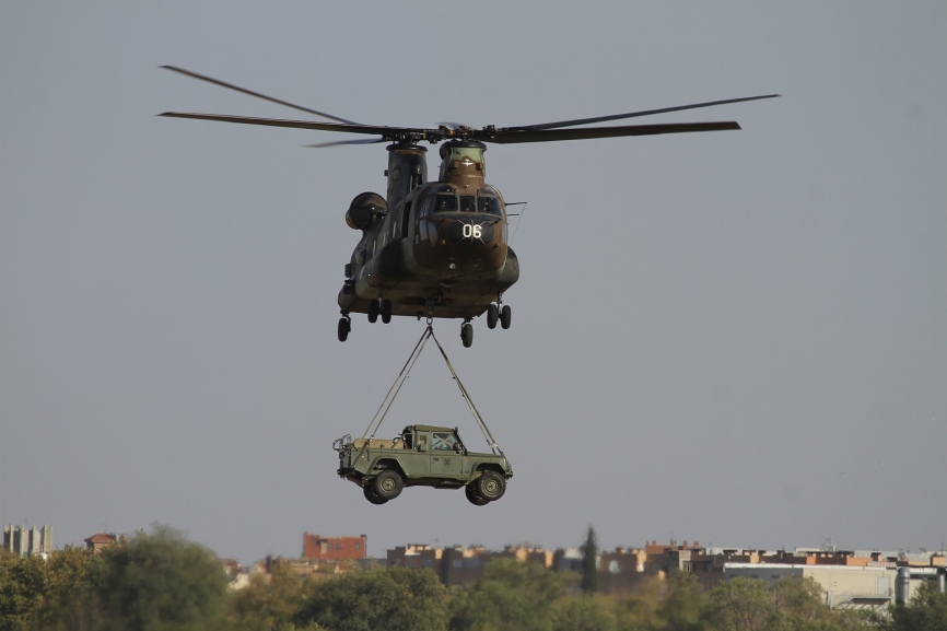 El Boeing CH-47D Chinook de las FAMET realizó una gran exhibición, que incluyo llevar un vehículo en eslinga. Foto: Julio Maíz/defensa.com