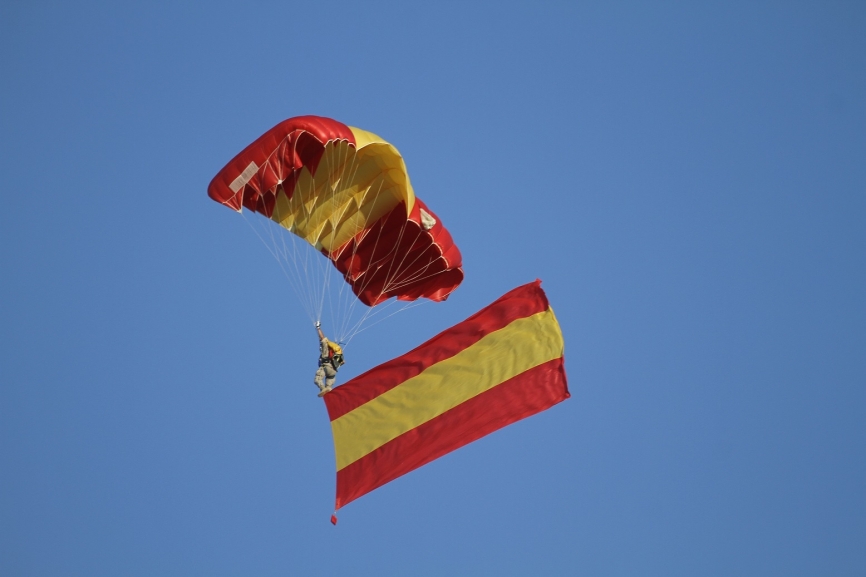 Los miembros de la Patrulla Acrobática de Paracaidismo del Ejército del Aire (PAPEA) mostraran la bandera de España. Foto: Julio Maíz/defensa.com
