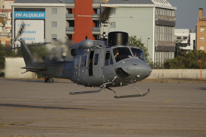 El Agusta Bell AB-212+ de la 3ª Escuadrilla de la FLOAN despegando para iniciar su demostración. Foto: Julio Maíz/defensa.com