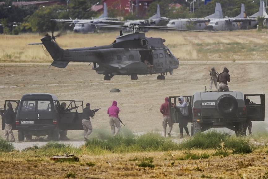 El simulacro de operaciones especiales contó con fuerza de oposición, a la que se vea “combatiendo” en primer plano. Rubén Galindo