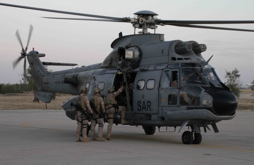 Miembros del EZAPAC subiendo en un "Super Puma" del 803 Escuadrón. Foto: Julio Maíz/defensa.com