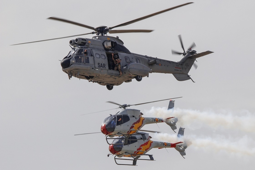 Pasada final de un Super Puma en formación con los Airbus Helicopters EC120B de la Patrulla “Aspa”. Foto: Rubén Galindo.