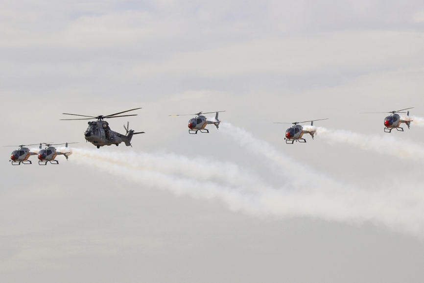 Otra imagen de la pasada final del "Super Puma" del 803 Escuadrón con la Patrulla “Aspa”. Foto: Julio Maíz/defensa.com