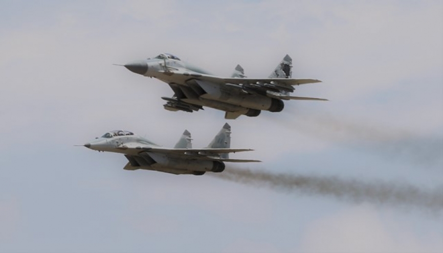 Un MiG-29SMP y un MiG-29UBP en un pasaje a baja altura sobre la Base Aerea Coronel FAP Pedro Ruiz Gallo (Chiclayo).