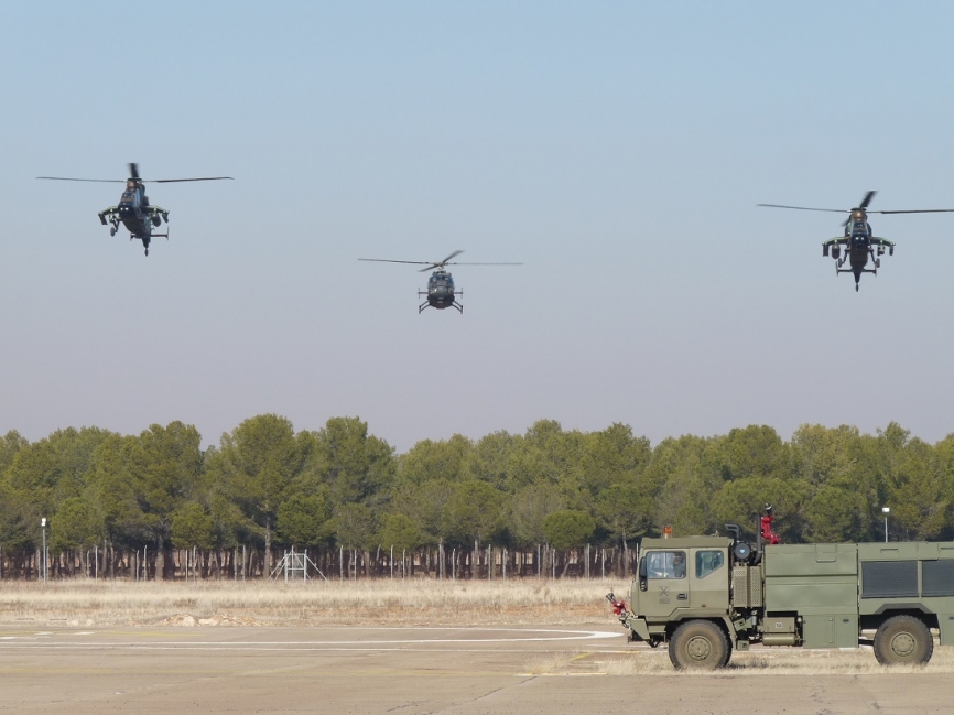 La despedida del Bö-105 contó con la escolta de dos Airbus Helicopters EC665 Tigre. Foto: BHELA I.