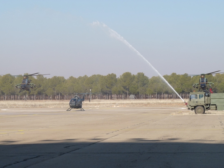 Aterrizaje del último Bö-105 escoltado por su moderno e eficaz sucesor el EC 665 Tigre. Foto: BHELA I.