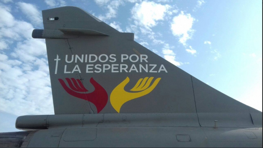 Detalle del Logotipo Oficial de la visita del Papa Francisco en un Mirage 2000P.