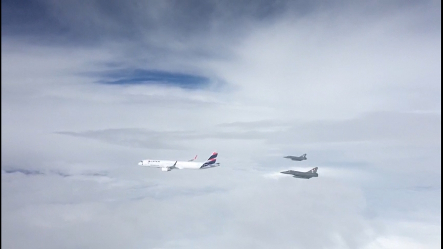 Mirage 2000P del Grupo Aereo Nº 4 (Arequipa) escoltando tras su ingreso al espacio aéreo nacional al Airbus A321-211 de LATAM que transporto al Papa Francisco.