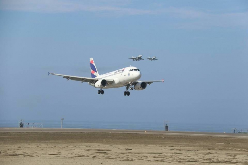 Airbus A321-211 de LATAM aterrizando en el Aeropuerto Internacional “Capitan FAP Carlos Martinez de Pinillos” (Trujillo) escoltado por dos Mirage 2000P.