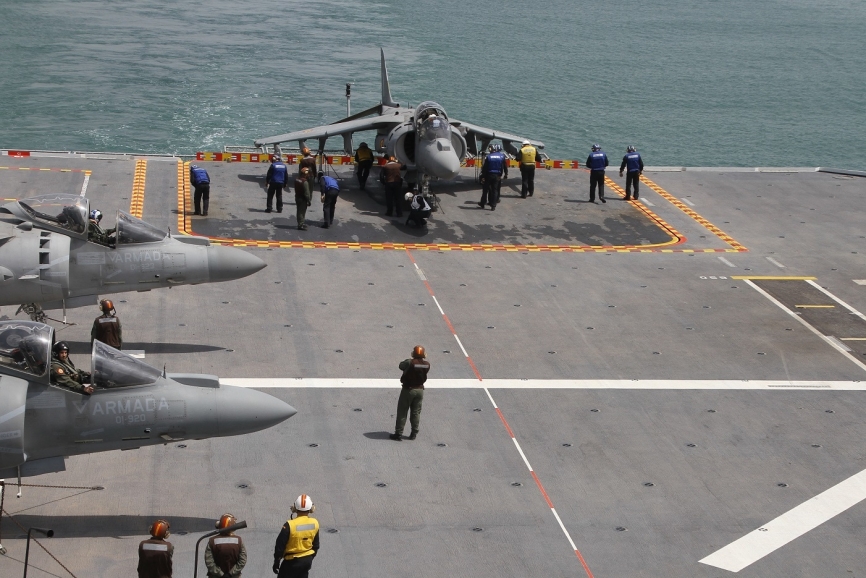 Los AV-8B Plus Harrier II de la Armada se preparan para despegar.(Fotografía: Julio Maíz Sanz)