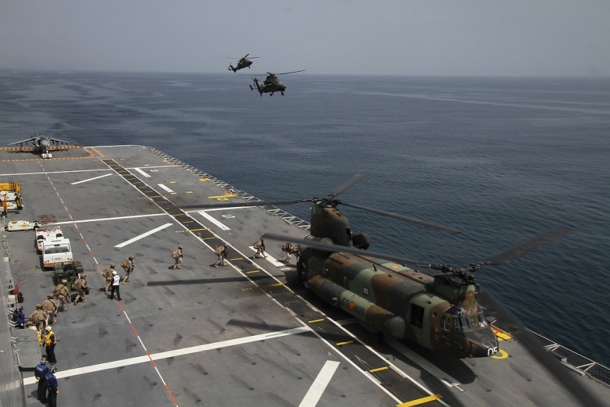 Fuerzas de Infantería de Marina embarcando en un Boeing CH-47D de las FAMET, la escena se desarrolla en la cubierta de vuelo del “Juan Carlos I”.(Fotografía: Julio Maíz Sanz)