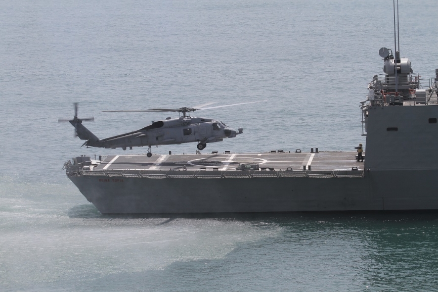 Un helicóptero SH-60B aterrizando en la cubierta de vuelo de la fragata “Reina Sofía” (F-84).(Fotografía: Julio Maíz Sanz)