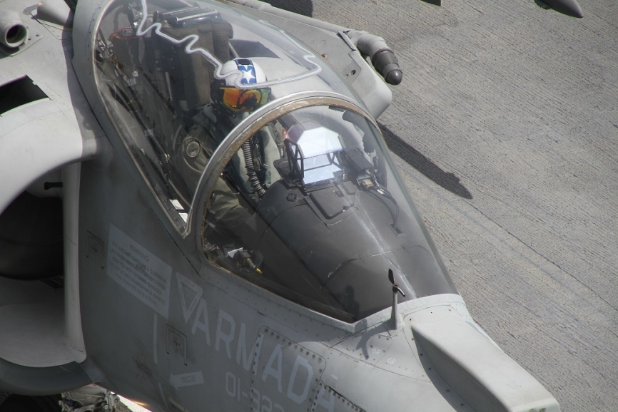Primer plano de la cabina de un Harrier II, con su piloto listo para despegar.(Fotografía: Julio Maíz Sanz)