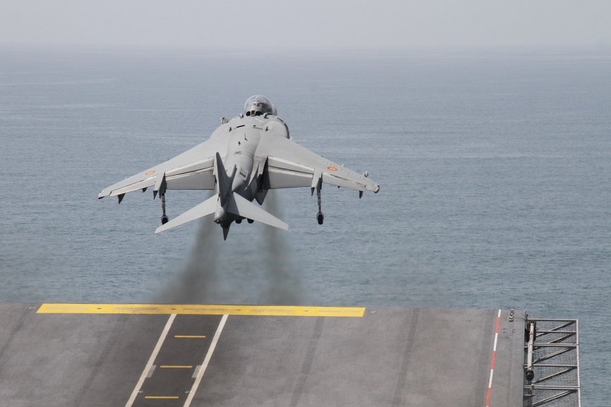 El siempre espectacular momento en que los Harrier II despegan del “Juan Carlos I” usando la rampa sky-jump.(Fotografía: Julio Maíz Sanz)