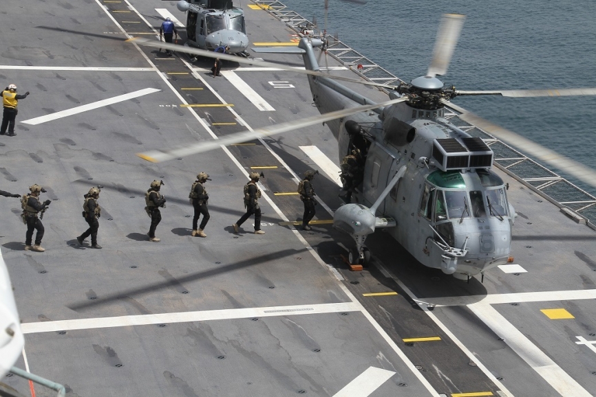 Los miembros de la FGNE (Fuerza de la Guerra Naval Especial) embarcan en un SH-3D Sea King, también de la Armada.(Fotografía: Julio Maíz Sanz)