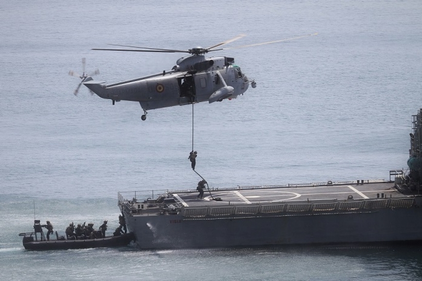 Momento del rescate del pesquero “Giavi”, representado por el patrullero “Vigia”, por parte de la FGNE.(Fotografía: Julio Maíz Sanz)