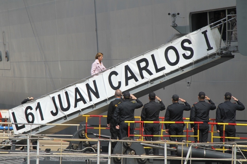 La ministra de Defensa María Dolores de Cospedal subiendo al “Juan Carlos I”.(Fotografía: Julio Maíz Sanz)