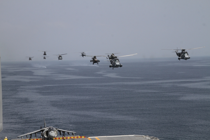 Pasada de los helicópteros participantes de la Armada y las FAMET por la vertical del “Juan Carlos I”.(Fotografía: Julio Maíz Sanz)