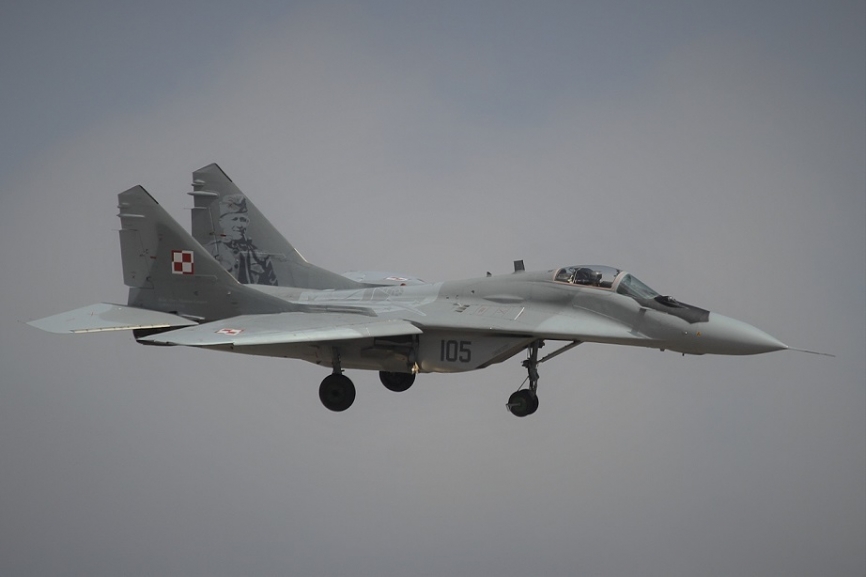 1- Un cazabombardero MiG-29, construido en la extinta URSS, voló para deleite del público.