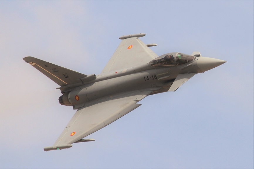 2- Uno de los Eurofighter del Ala 14 realizó una espectacular demostración de las capacidades acrobáticas del aparato.
