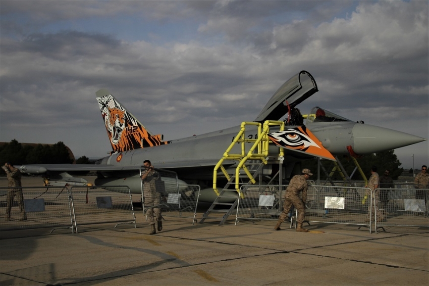 3- Otra de las estrellas de la jornada fue el Eurofighter “tigre dientes de sable”, que participará en el NATO Tiger Meet.