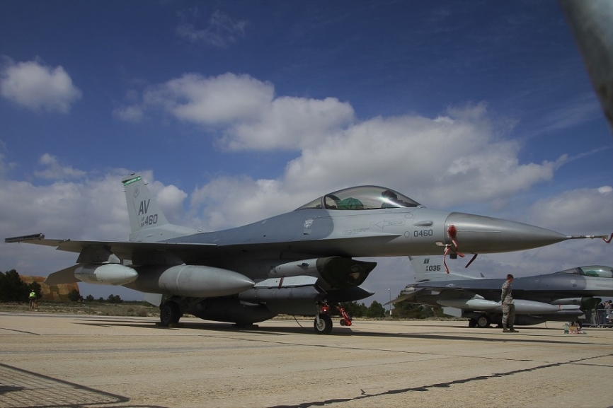 5- Desde Aviano (Italia) los Estados Unidos mandaron dos de sus cazabombarderos General Dynamics (Lockheed Martin) F-16CM.