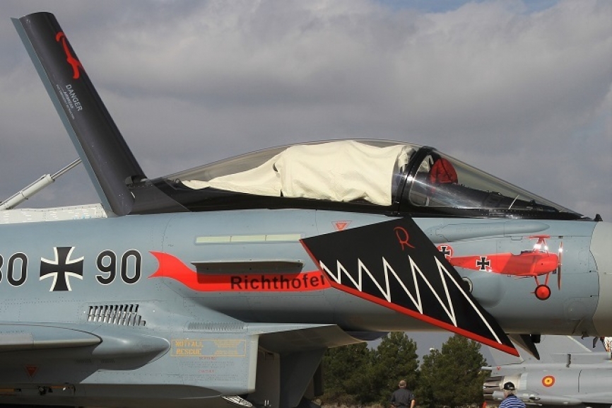 7- Detalle de la bonita decoración de este Eurofighter de la Luftwaffe alemana, que recuerda la figura del legendario Barón Rojo, en la parte delantera se ve el dibujo del Fokker Dr1, que pilotó durante la I Guerra Mundial.