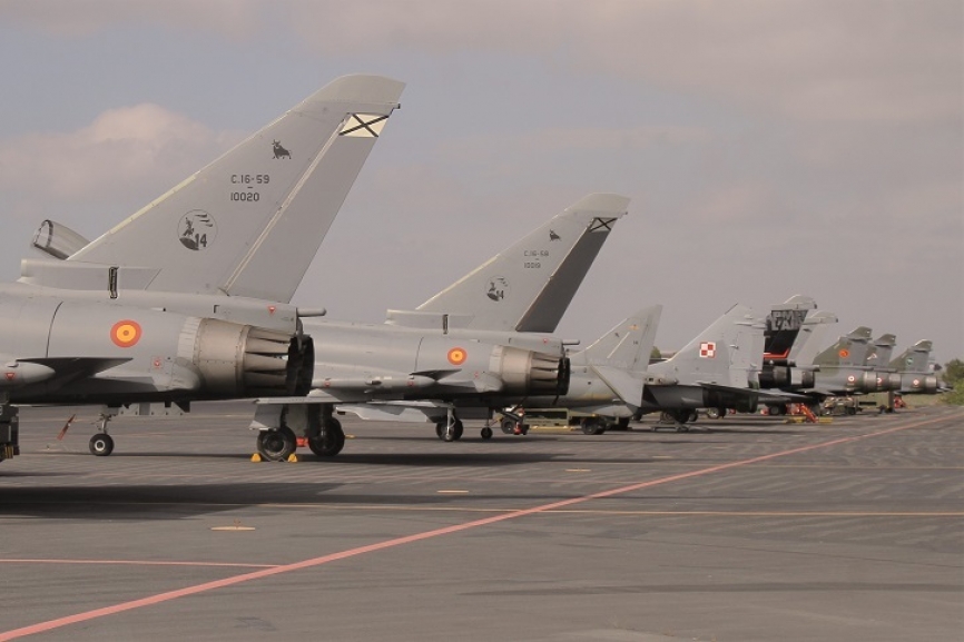 8- Línea de las colas de los aviones destinados a la exhibición aérea.