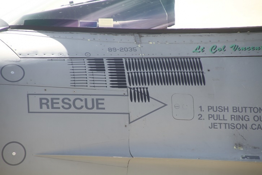 10- Espectacular registro de proyectiles lanzados por este F-16CM de los Estados Unidos contra los terroristas islámicos del Daesh.