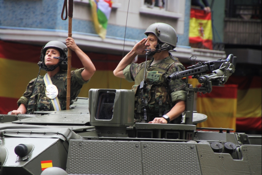 3. Dos voluminosos camiones que portan los misiles del sistema antiaéreo “Patriot”.