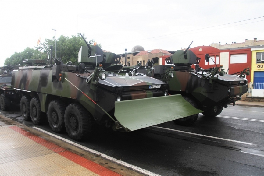 4. Dos de los “Piranha” III del Tercio de Armada, en su versión de zapadores.