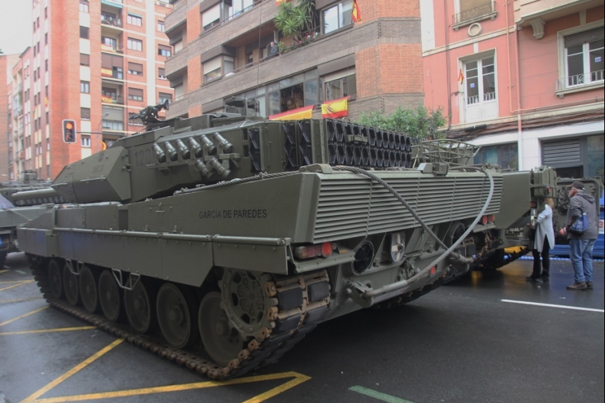 5. En las horas previas a la parada los ciudadanos y visitantes de Logroño pudieron ver, incluso subir a los medios participantes, como este “Leopardo 2E”.