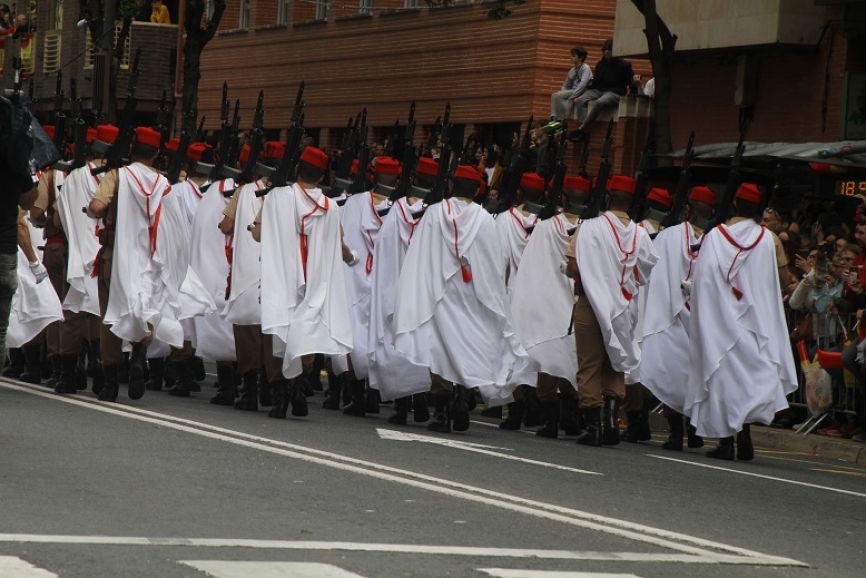 11. Los vistosos uniformes de parada de los profesionales del Tabor “Alhucemas” del Grupo de Regulares de Melilla nº 52
